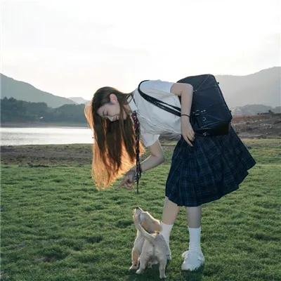 吉普车中的四人